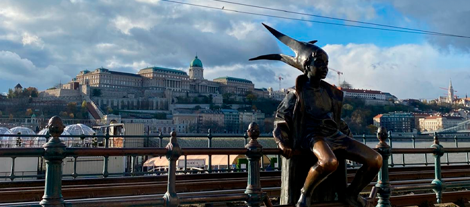 Estatua del Principito en Budapest con el Castillo de Buda de fondo.