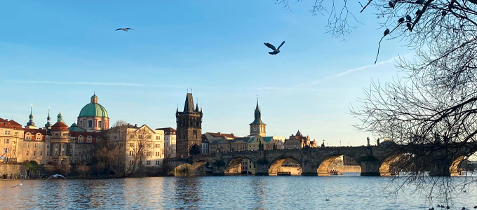 Vista del Puente de Carlos en Praga con el río Moldava.