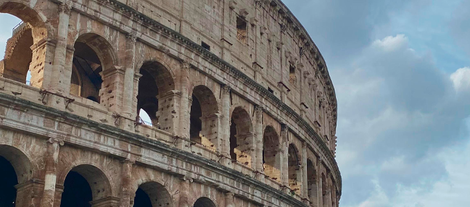 Vista lateral del Coliseo Romano en Italia.