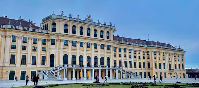 Fachada del Palacio de Schönbrunn en Viena, Austria, con cielo azul al atardecer.